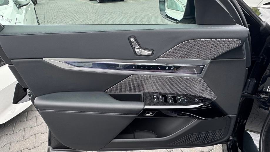 BMW M760e, fotografija 11
