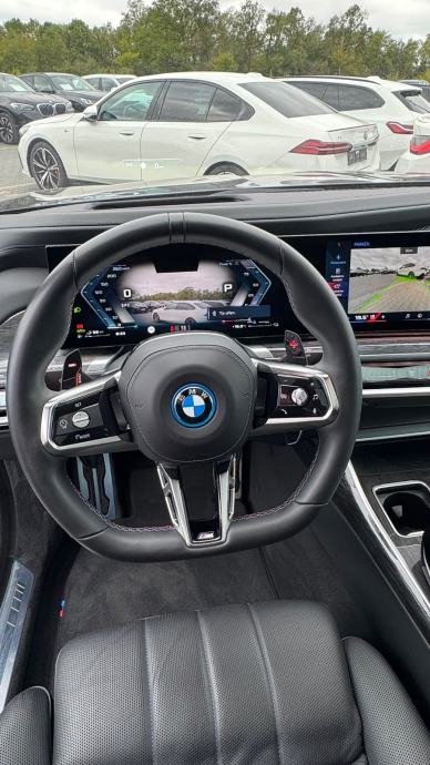 BMW M760e, fotografija 15