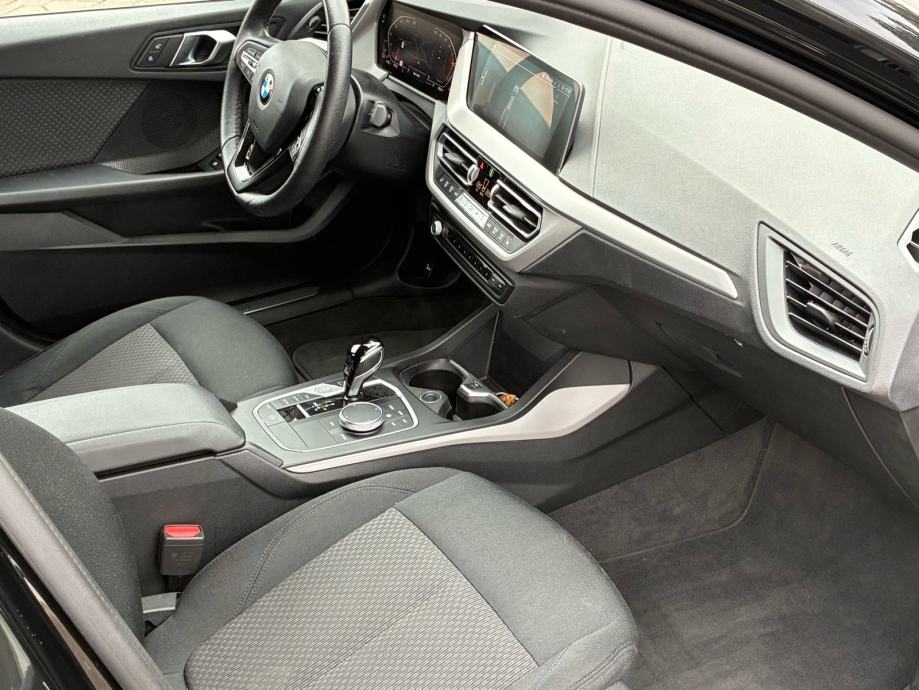 BMW 118d Automatik 2022*Reg.03/2027, fotografija 13