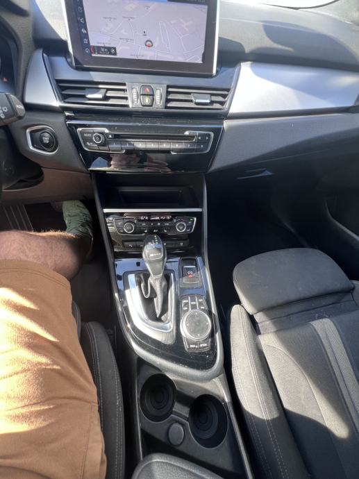 BMW serija 2 Active Tourer 225xe, panoramski krov, REG. DO 29.9.2027., fotografija 19