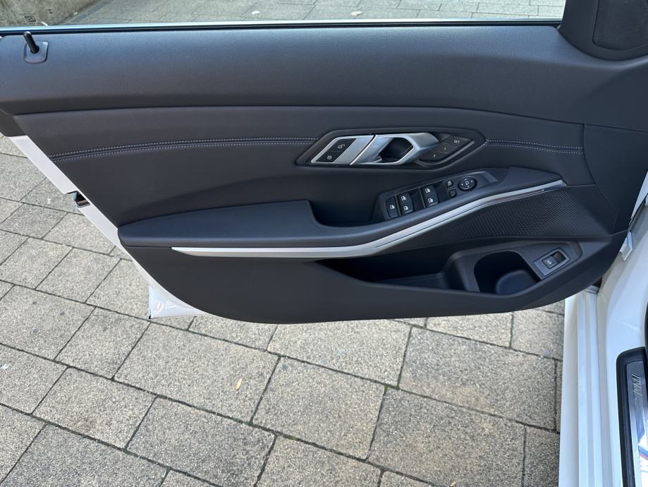 BMW serija 3 Touring 330d *M SPORT*PANORAMA*HEAD-UP*REG 10/26*, fotografija 8
