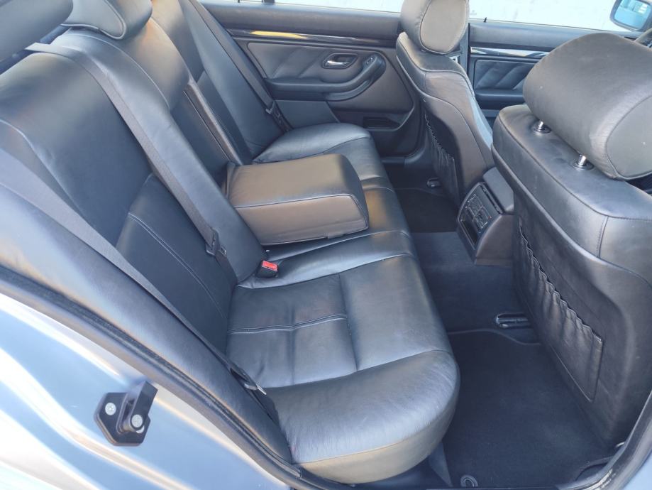 BMW serija 5 525i, fotografija 7