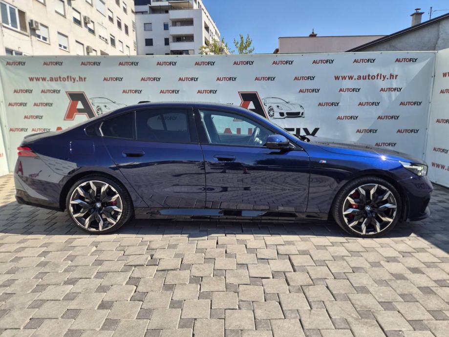 BMW serija 5 550e xDrive PRO M-paket, Shadow, B&W, Iconic Grill, PDV, fotografija 5