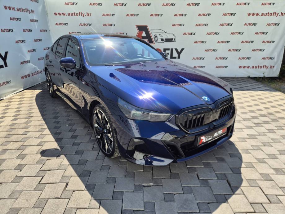 BMW serija 5 550e xDrive PRO M-paket, Shadow, B&W, Iconic Grill, PDV, fotografija 3