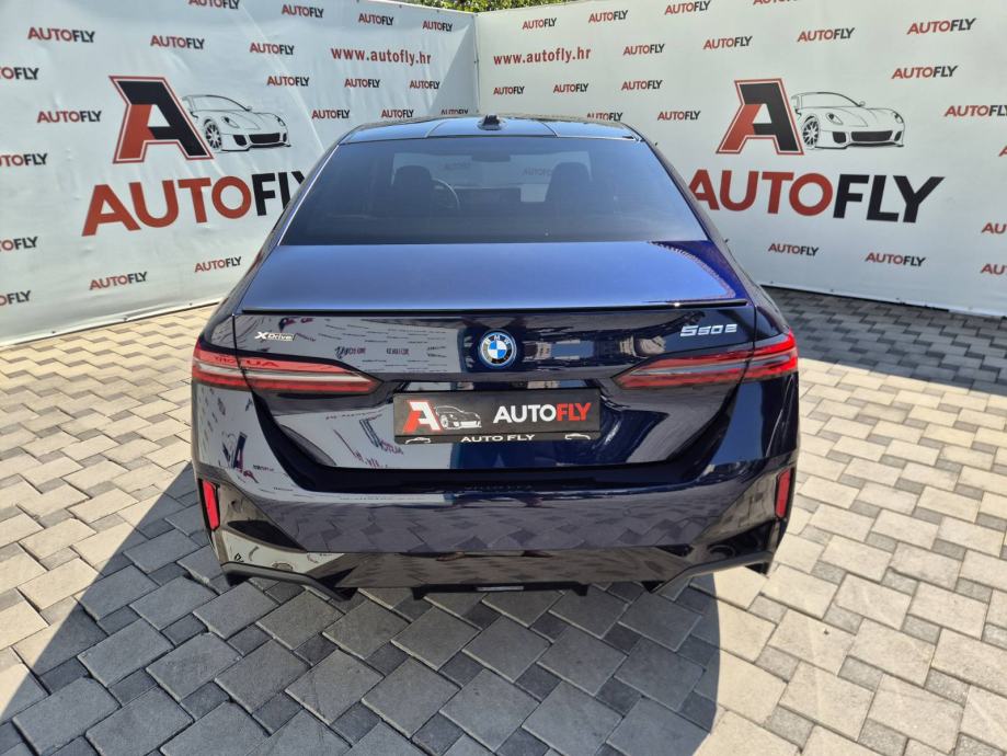 BMW serija 5 550e xDrive PRO M-paket, Shadow, B&W, Iconic Grill, PDV, fotografija 7