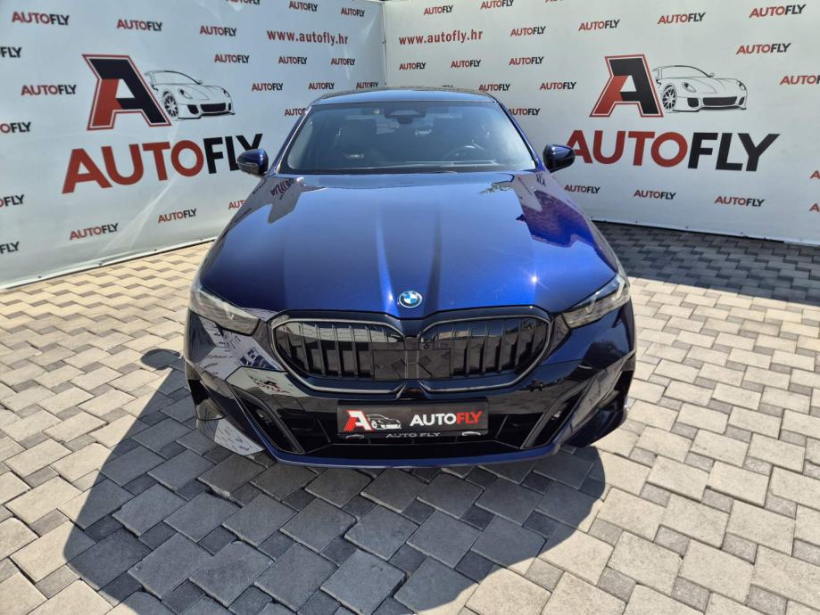 BMW serija 5 550e xDrive PRO M-paket, Shadow, B&W, Iconic Grill, PDV, fotografija 2