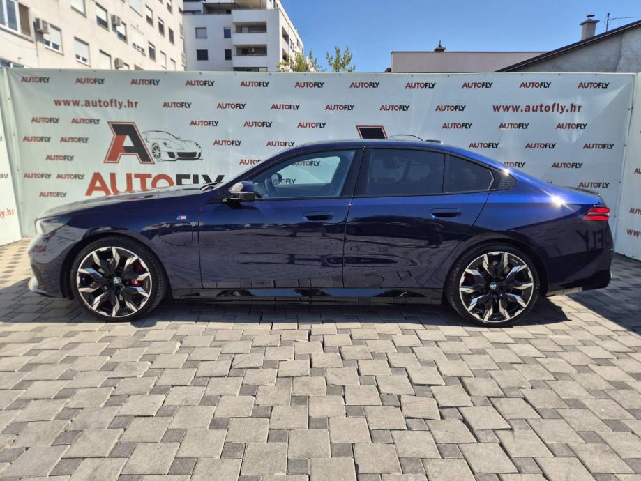 BMW serija 5 550e xDrive PRO M-paket, Shadow, B&W, Iconic Grill, PDV, fotografija 4