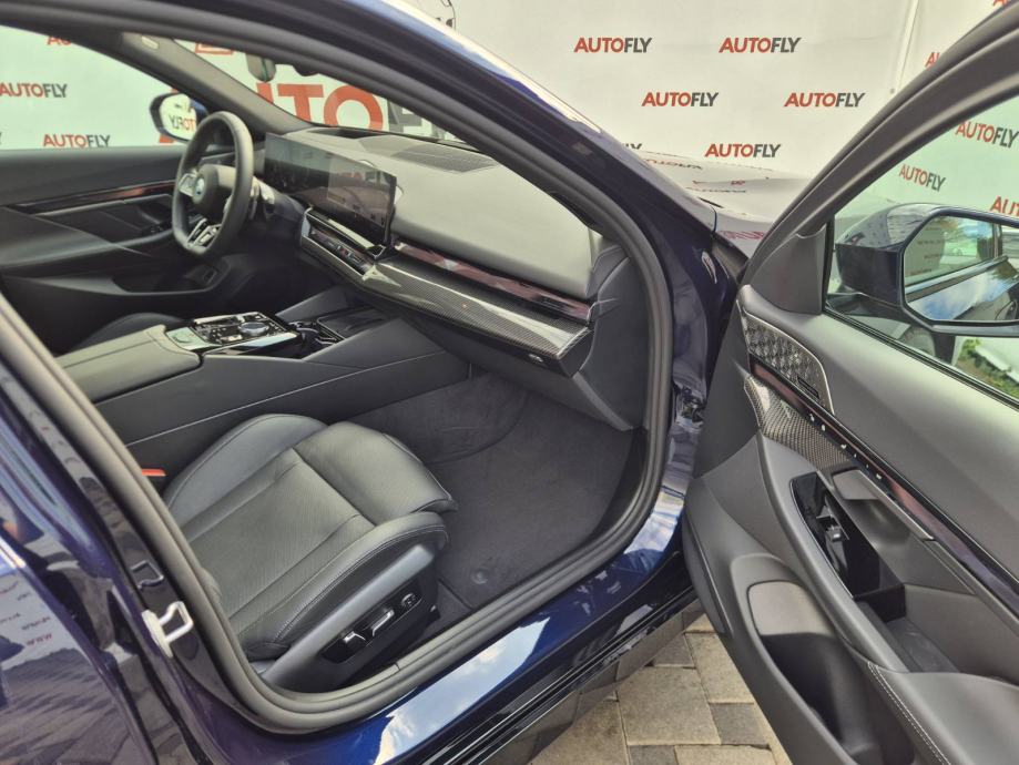 BMW serija 5 550e xDrive PRO M-paket, Shadow, B&W, Iconic Grill, PDV, fotografija 13