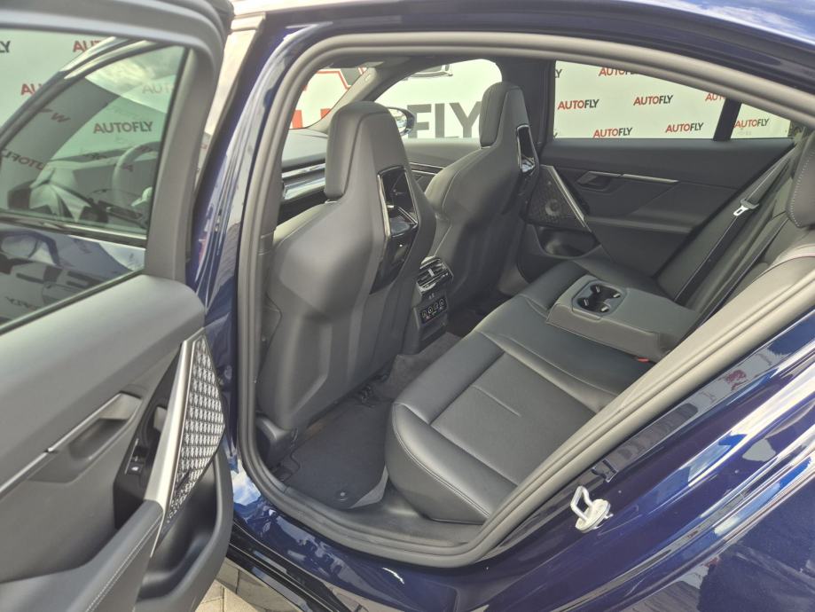 BMW serija 5 550e xDrive PRO M-paket, Shadow, B&W, Iconic Grill, PDV, fotografija 14
