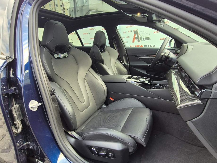 BMW serija 5 550e xDrive PRO M-paket, Shadow, B&W, Iconic Grill, PDV, fotografija 18