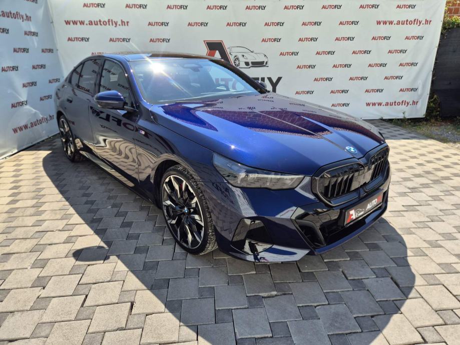 BMW serija 5 550e xDrive PRO M-paket, Shadow, B&W, Iconic Grill, PDV, fotografija 10