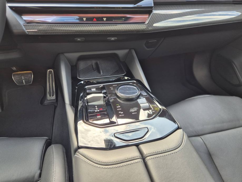 BMW serija 5 550e xDrive PRO M-paket, Shadow, B&W, Iconic Grill, PDV, fotografija 20