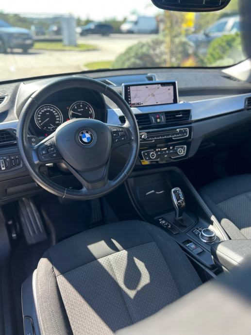 BMW X1 sDrive Advantage; 2 GODINE JAMSTVA, fotografija 3