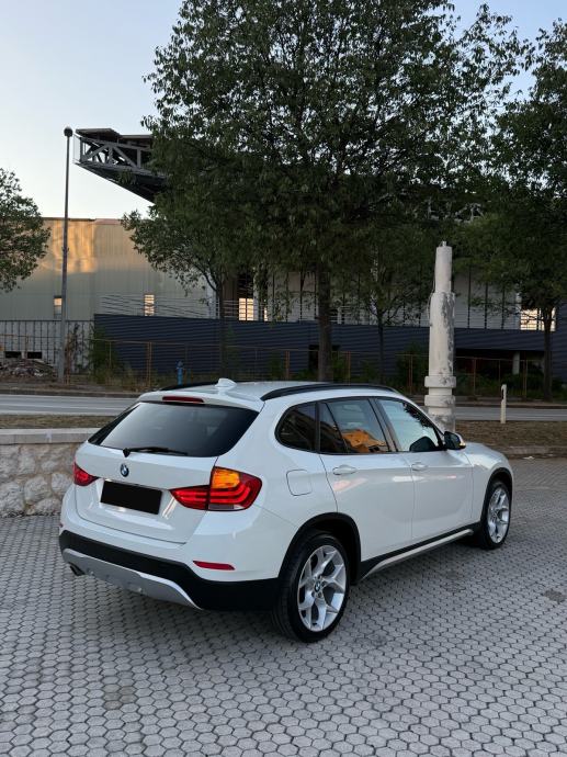 BMW X1 25d Xdrive AUTOMATIK, LCI model, Harman, Keyless, Navi, Full!, fotografija 11