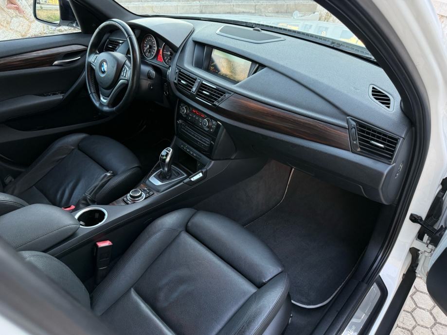 BMW X1 25d Xdrive AUTOMATIK, LCI model, Harman, Keyless, Navi, Full!, fotografija 15