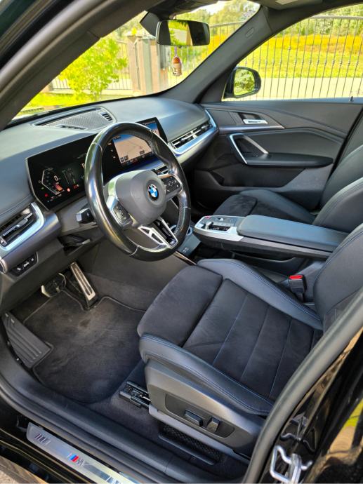 BMW X1 U11 sDrive18d Automatik M sport *shadow line *reg. godinu dana, fotografija 14