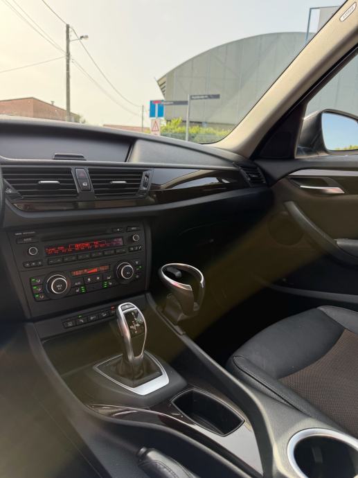 BMW X1 xDrive18d *AUTOMATIK*NOVI SET LANCA*SERVISNA KNJIGA!, fotografija 10