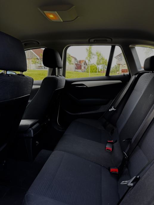 BMW X1 xDrive18d, fotografija 7