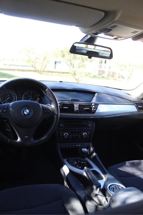 BMW X1 xDrive18d, fotografija 12