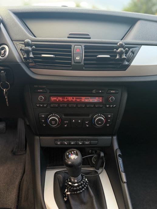 BMW X1 xDrive18d, fotografija 13