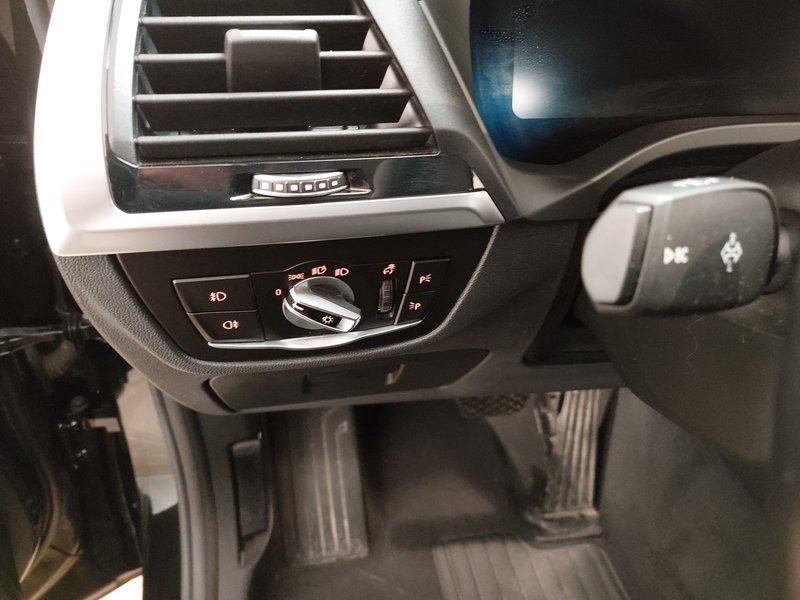 BMW X3 xDrive20d Advantage • HUD • digitalni instrumenti, fotografija 7
