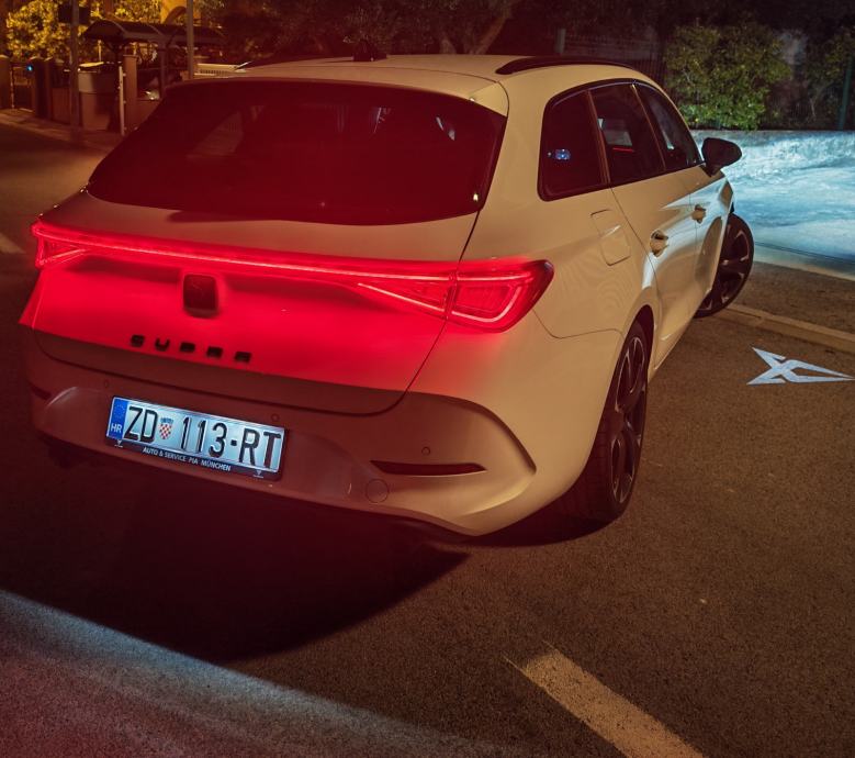 Cupra Leon 2,0 TSI VZ 180kw benzin, samo 13400km, fotografija 8