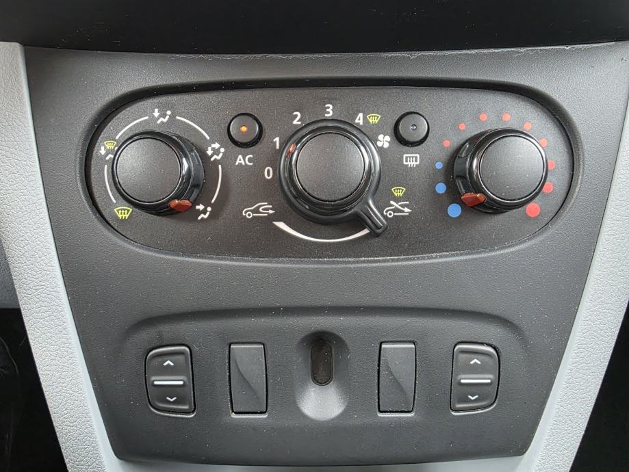 Dacia Sandero 1,2 16V, **REG. God. dana,**Veliki servis, **NOVE gume**, fotografija 13
