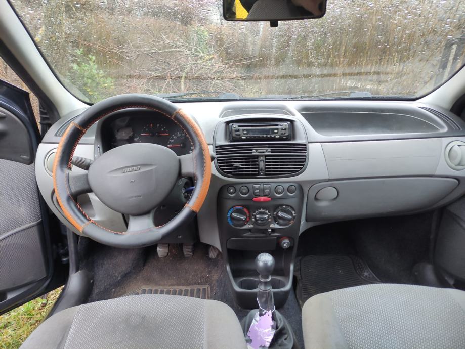 Fiat Punto 1.2, 2003. g., 44kW, klima, fotografija 7