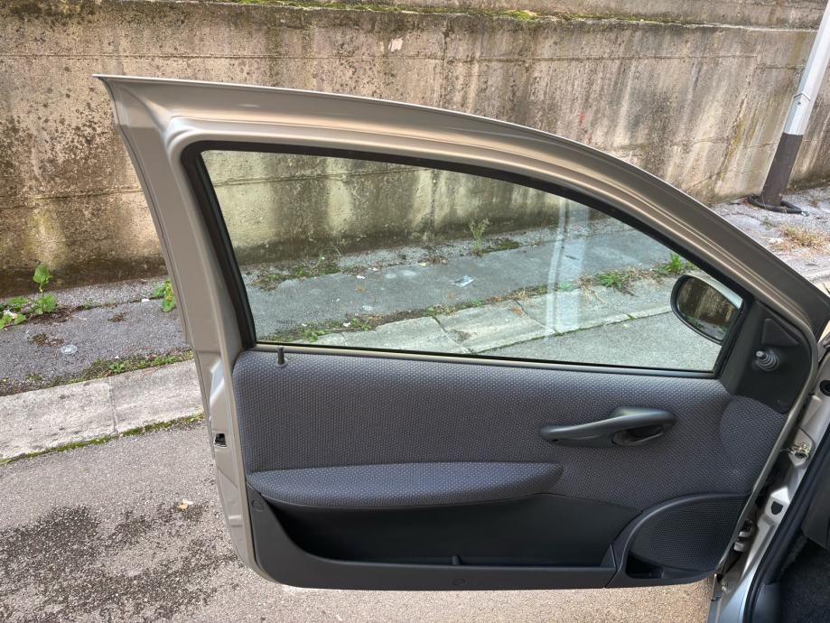 Fiat Punto 1.2 benzin, samo 97ooo kilometara, servo, klima, servisna, fotografija 11