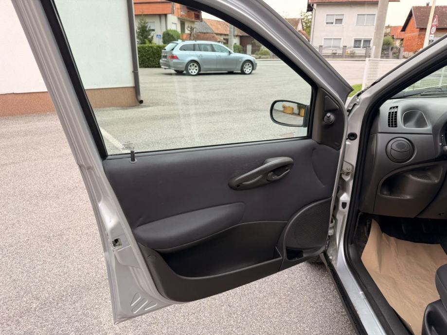 Fiat Punto 1,2 KLIMA AUTO DOBAR BEZ ULOGA, fotografija 8