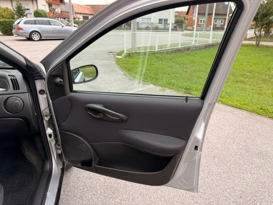 Fiat Punto 1,2 KLIMA AUTO DOBAR BEZ ULOGA, fotografija 15