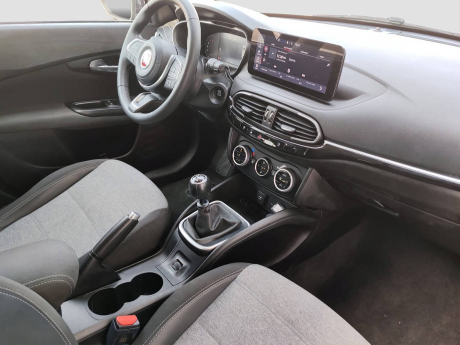 FIAT TIPO CROSS 1.6 JTD 130 KS *VOZILO S JAMSTVOM*, fotografija 11
