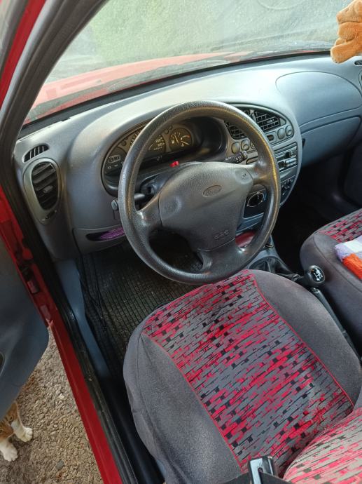 Ford Fiesta 1,3 i, fotografija 4