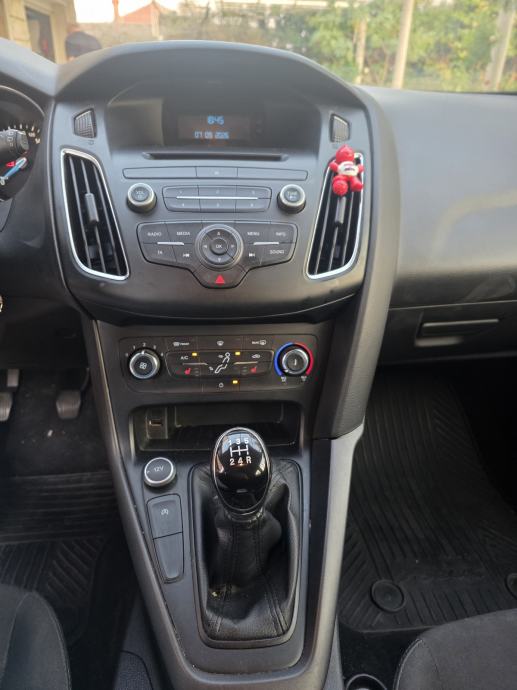 Ford Focus 1,0 GTDi-60000km- Reg do 9/2027, fotografija 4
