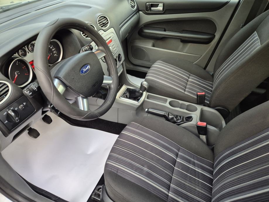 Ford Focus Karavan 1,6 TDCi **TREND**KLIMA**SERVISNA**REG 1 GOD**, fotografija 17