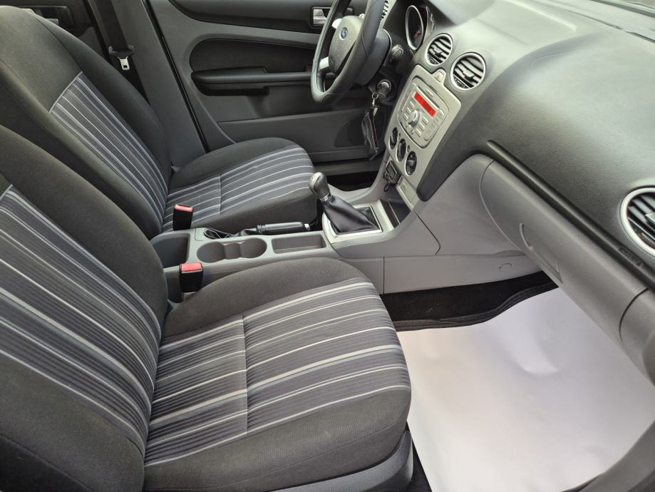 Ford Focus Karavan 1,6 TDCi **TREND**KLIMA**SERVISNA**REG 1 GOD**, fotografija 20