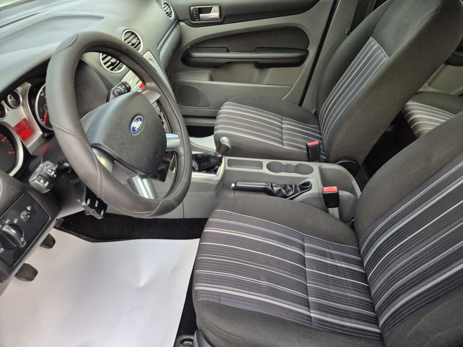 Ford Focus Karavan 1,6 TDCi **TREND**KLIMA**SERVISNA**REG 1 GOD**, fotografija 18
