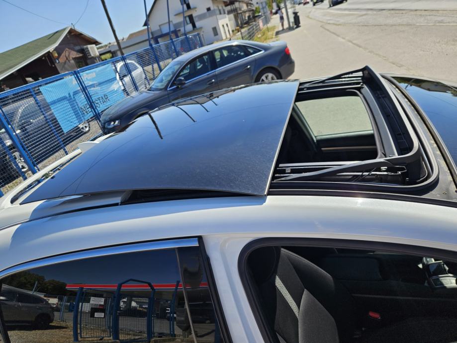 Honda Civic 1,0T VTEC,NAVIGACIJA,PDC,STRAŽNJA KAMERA,PANORAMA,ACC, fotografija 12