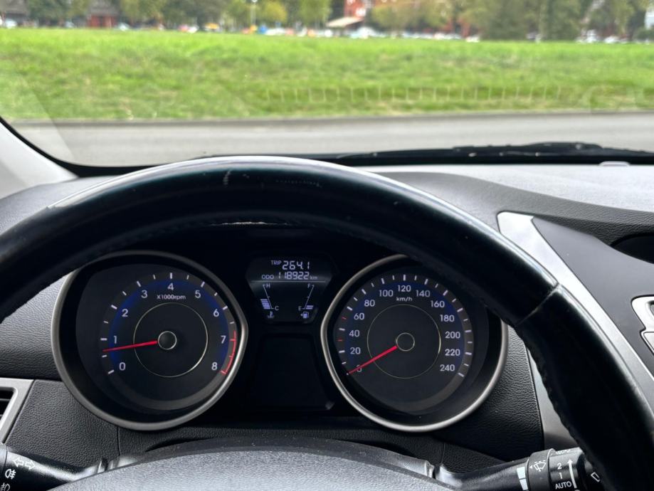 Hyundai Elantra 1.6 benzin,1. Vlasnik,HR. Auto,samo 118ooo kilometara!, fotografija 16