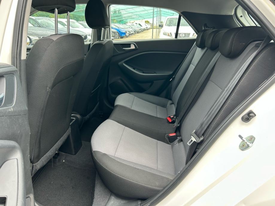 Hyundai i20 1,1 CRDi 2016.,SERVISNA, CAR-PASS, PARK SENZ.,KLIMA, LED, fotografija 12