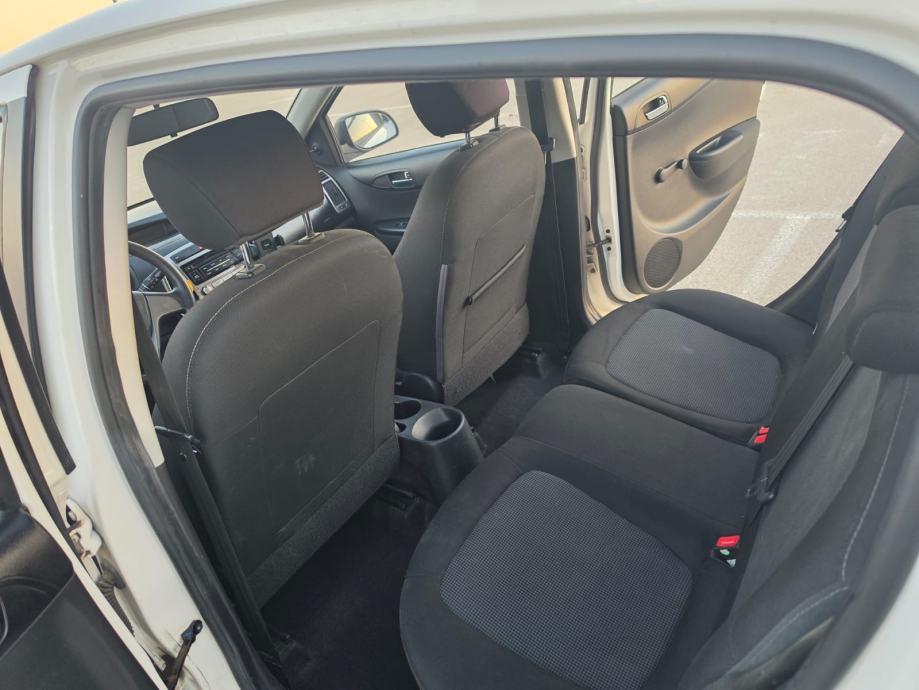 Hyundai i20 1,2, fotografija 7
