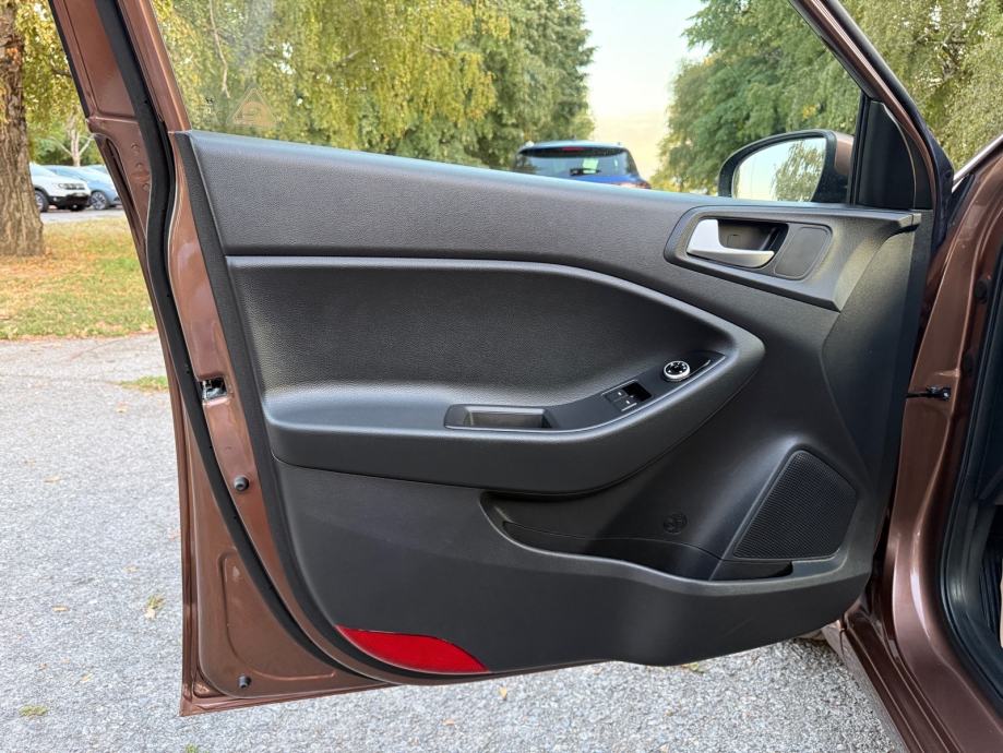 Hyundai i20 1,25-PRVI VLASNIK-86 000 km, fotografija 9