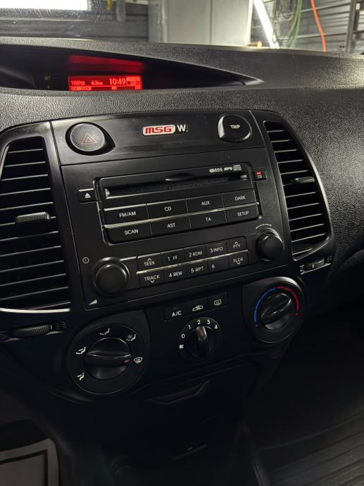 Hyundai i20 benzin - prvi vlasnik, fotografija 10
