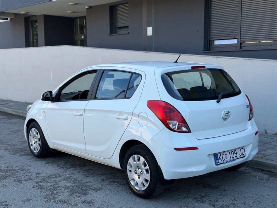 Hyundai i20 1,25 benzin,facelift,samo 143tkm,servisna knjiga,nije uvoz, fotografija 3