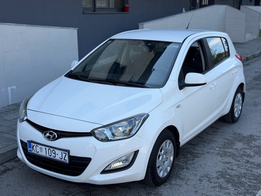 Hyundai i20 1,25 benzin,facelift,samo 143tkm,servisna knjiga,nije uvoz, fotografija 5