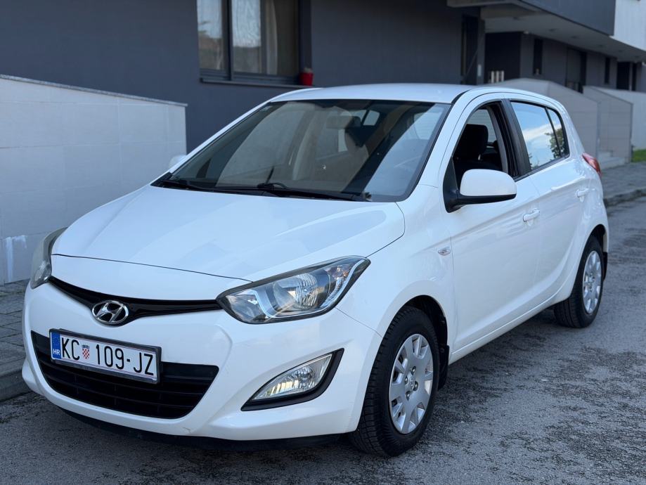 Hyundai i20 1,25 benzin,facelift,samo 143tkm,servisna knjiga,nije uvoz, fotografija 2