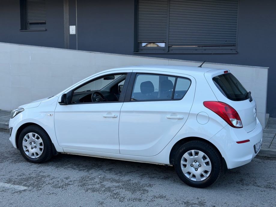 Hyundai i20 1,25 benzin,facelift,samo 143tkm,servisna knjiga,nije uvoz, fotografija 11