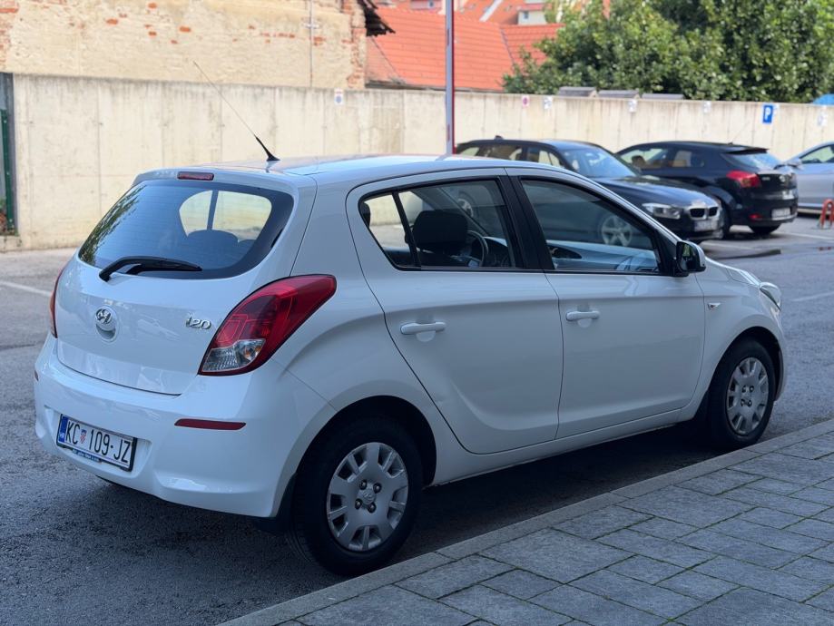 Hyundai i20 1,25 benzin,facelift,samo 143tkm,servisna knjiga,nije uvoz, fotografija 9