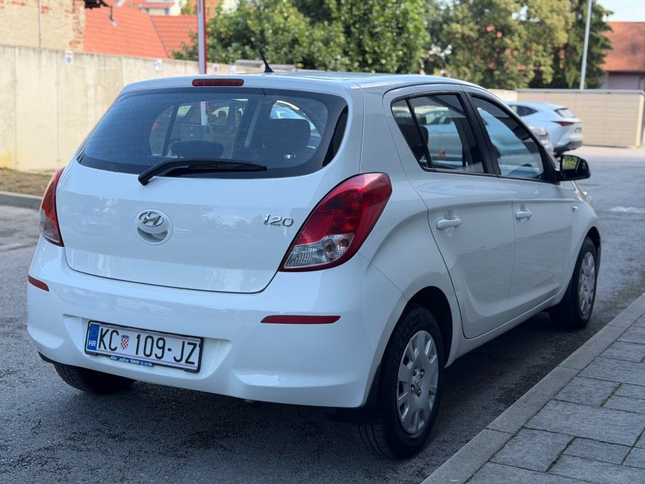 Hyundai i20 1,25 benzin,facelift,samo 143tkm,servisna knjiga,nije uvoz, fotografija 6