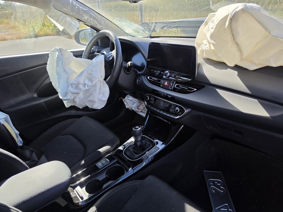 Hyundai i30 1,0 T-GDI automatik*KARAMBOL*, fotografija 10